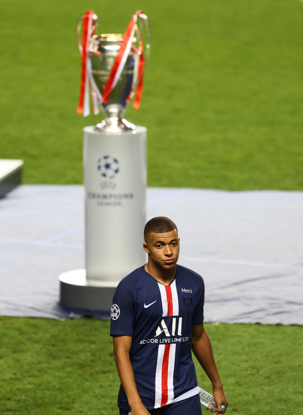 巴塞罗那今夜远射贴柱,志在法甲名次提升,底气十足,身体对抗强度拉满的简单介绍 巴塞罗那今夜远射贴柱,志在法甲名次提升,底气十足,身体对抗强度拉满的简单介绍