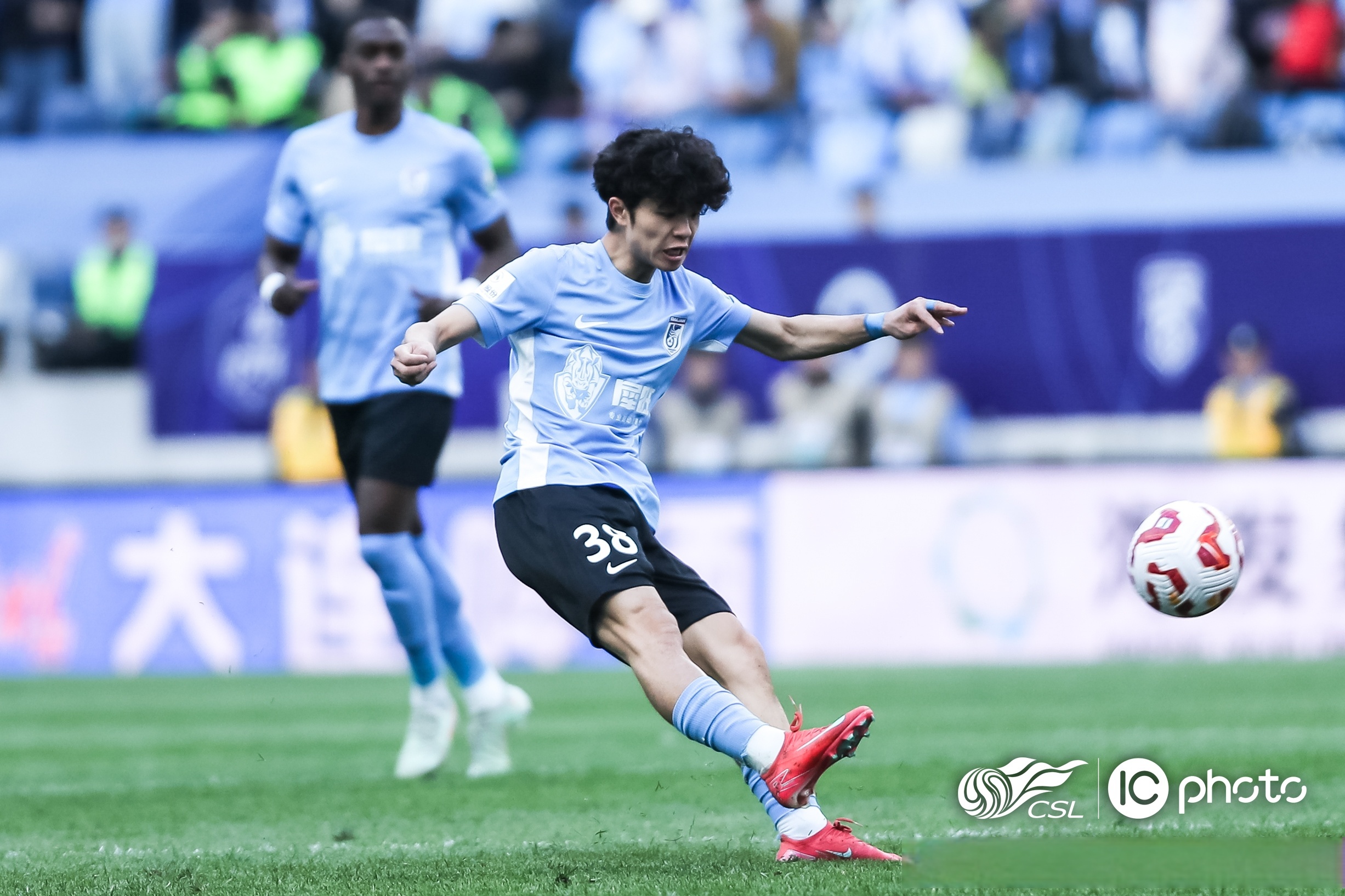 上海海港强势卫冕中超冠军 上海海港强势卫冕中超冠军