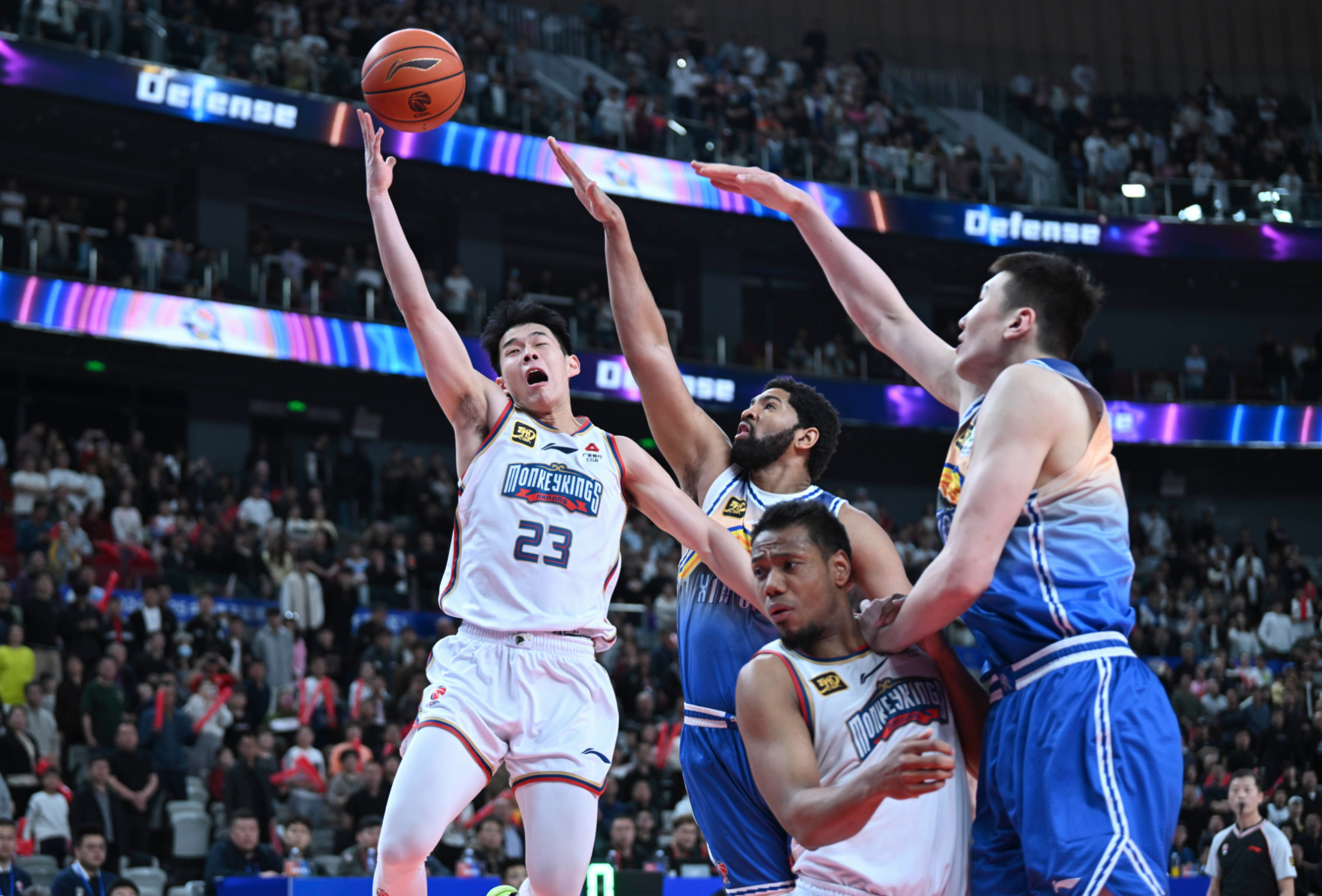 成都蓉城转会期伤情更新；志在NBA常规赛名次提升；媒体盛赞；更衣室氛围转暖的简单介绍