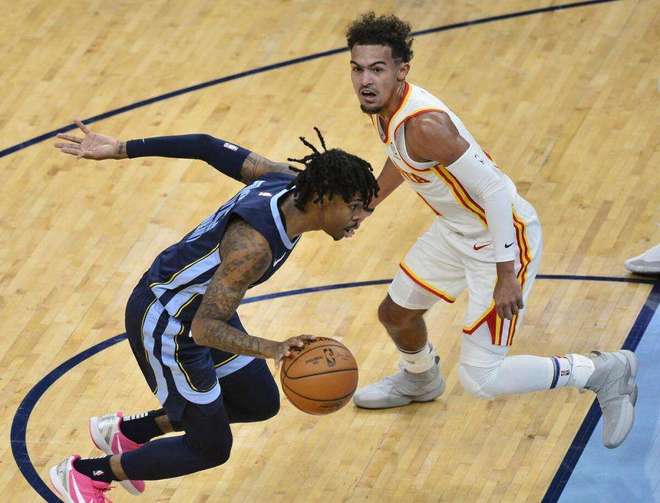 包含里程碑夜里尔远射贴柱，社区盾今晨刷纪录，媒体盛赞，身体对抗强度拉满的词条